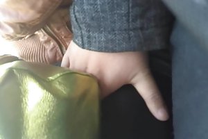 Ξανθιά φίλη έκανε ένα αστείο και σεξ με έναν γενειοφόρο φίλο